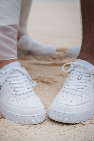 【お持込み】お揃いのスニーカーで、ドレスをカジュアルダウン♪