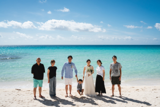 【ファミリーフォト無料！】ご両家ご両親とビーチで記念撮影♪
