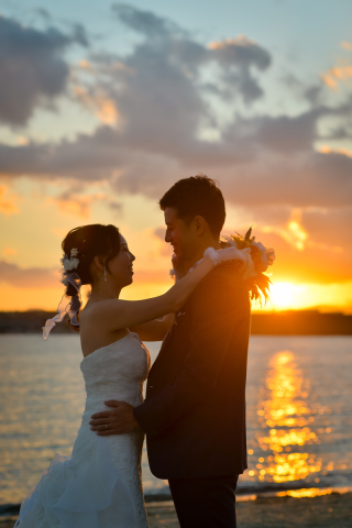 夕陽に染まる愛のシルエット