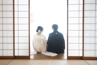 和の静寂に包まれる二人の背中