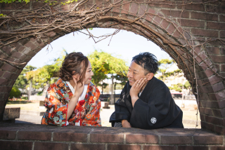 レンガのアーチで見つめ合うふたり