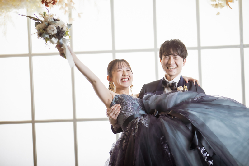 静けさの中の花嫁、歓声の中のふたり。