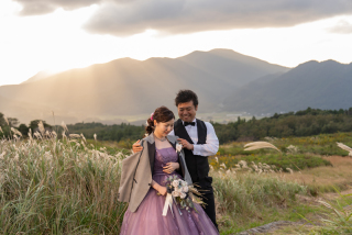 夕日の温もりと二人の微笑み