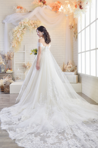 ときめき溢れるホワイトドレスと幸せのまなざし