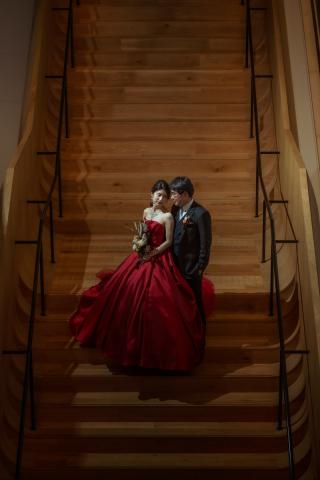 木の温もりに包まれた赤いドレスの瞬間