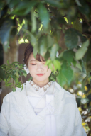 緑に包まれて、凛と咲く花嫁