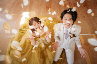 花びらシャワーで祝福を