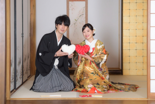 金のきらめきと、ふたりの“ほっこり距離感”。