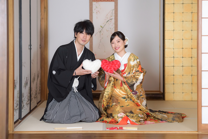 金のきらめきと、ふたりの“ほっこり距離感”。