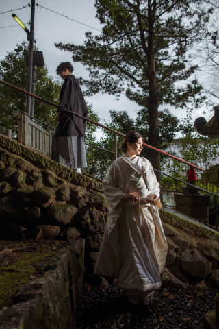 光と影の中で輝く白無垢姿