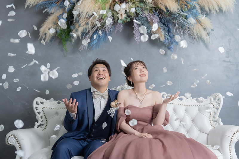 幸せがこぼれる瞬間。ハートと花びらに包まれて