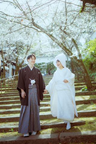 桜のトンネルで微笑むふたり