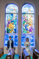 ステンドグラスに包まれた永遠の誓い