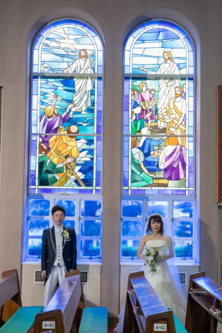 ステンドグラスに包まれた永遠の誓い