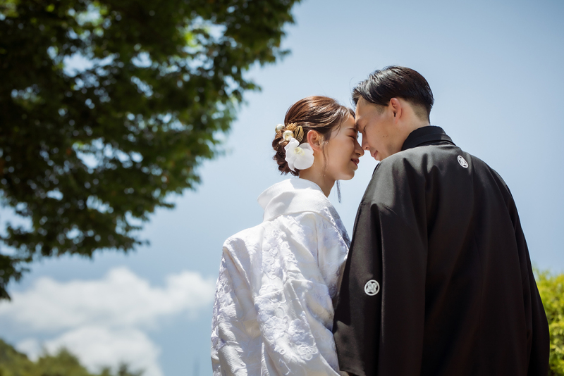 夏の風と笑顔が似合う、ふたりらしい和装フォト