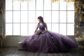 窓辺に輝くパープルの華やかさ