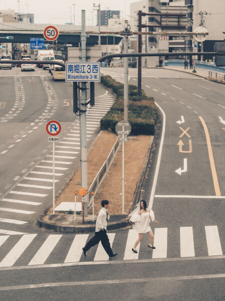 お気に入りの街がスタジオに。遊び心たっぷりのストリートフォト