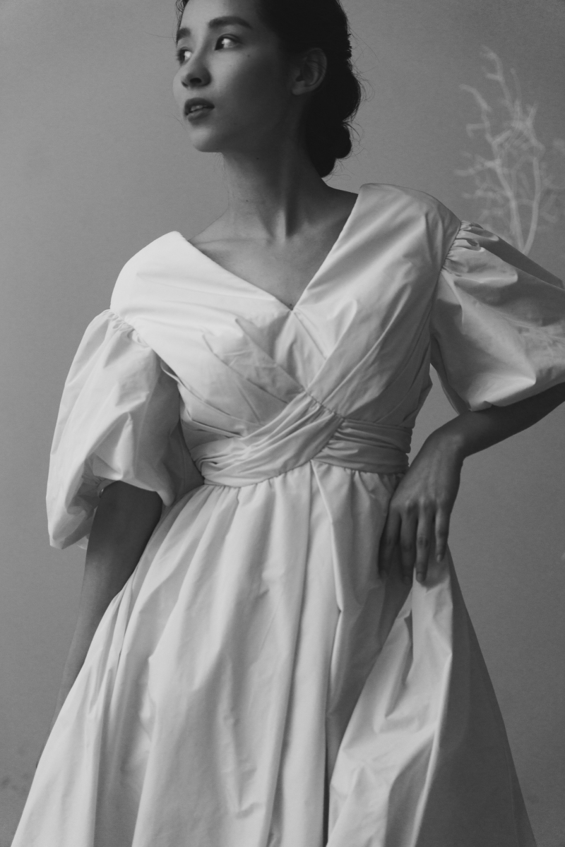 【NEW DRESS】洗練された「ハリ感」と「陰影」を楽しむ一着