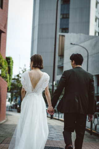 ナチュラルガーリーなブラウスを纏ってカジュアルロケ