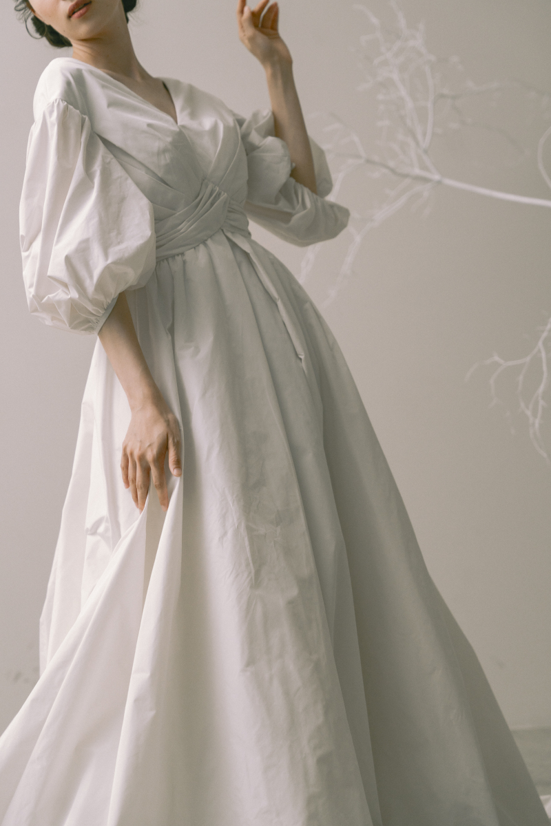 【NEW DRESS】洗練された「ハリ感」と「陰影」を楽しむ一着