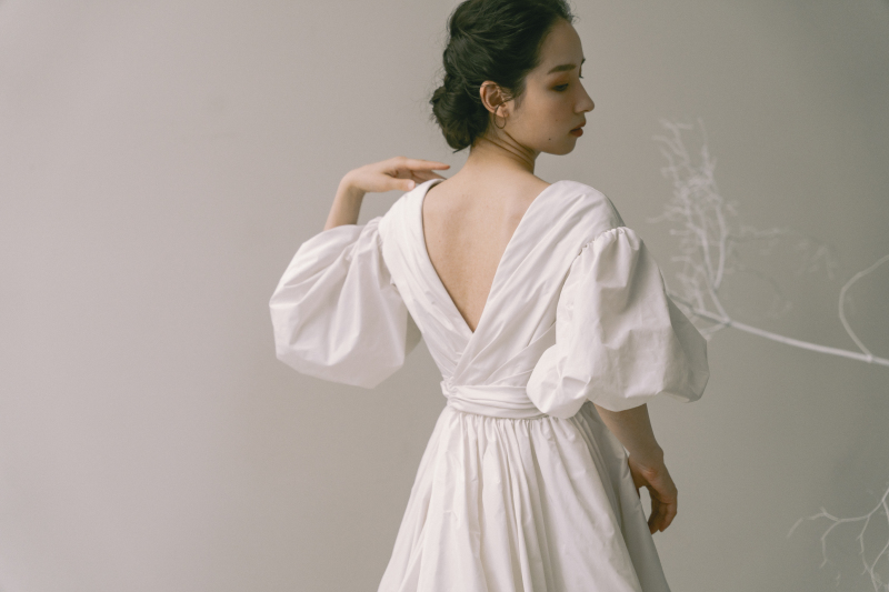 【NEW DRESS】洗練された「ハリ感」と「陰影」を楽しむ一着