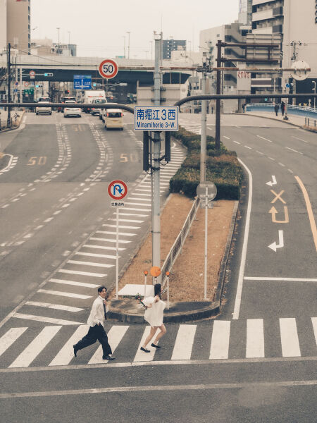 お気に入りの街がスタジオに。遊び心たっぷりのストリートフォト