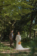 グリーンをバックにナチュラルなロケ地で撮影