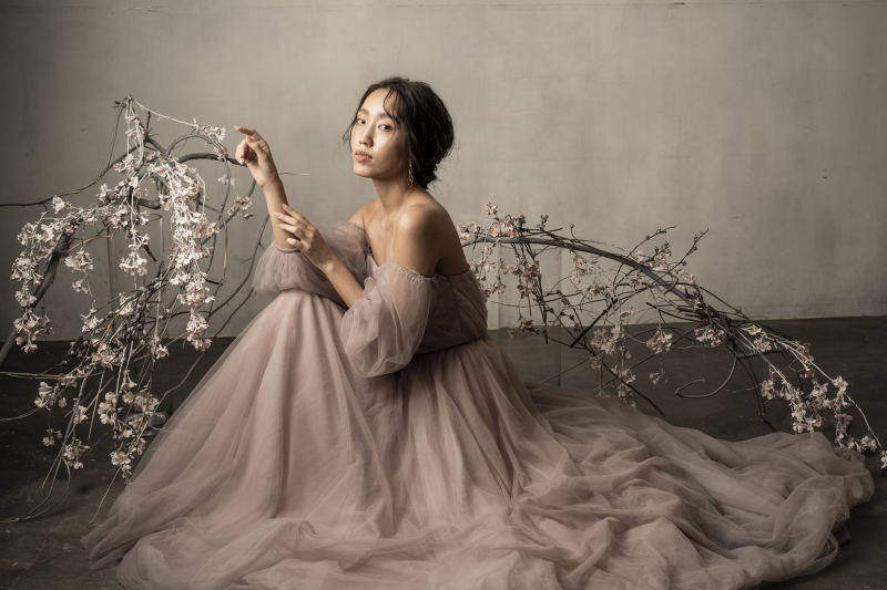 スモーキーピンクドレスで叶える、春の前撮り