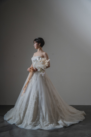 シャンパンゴールドのウェディングドレスでスタジオフォト