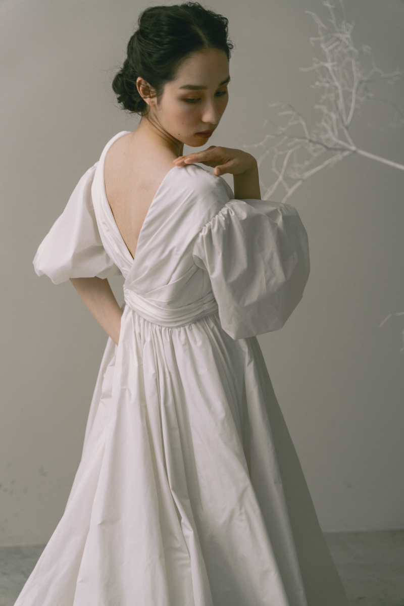【NEW DRESS】洗練された「ハリ感」と「陰影」を楽しむ一着