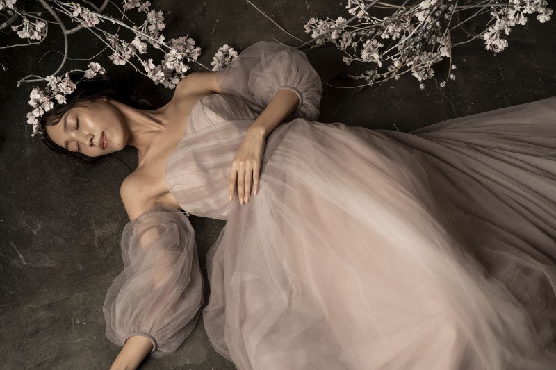 スモーキーピンクドレスで叶える、春の前撮り