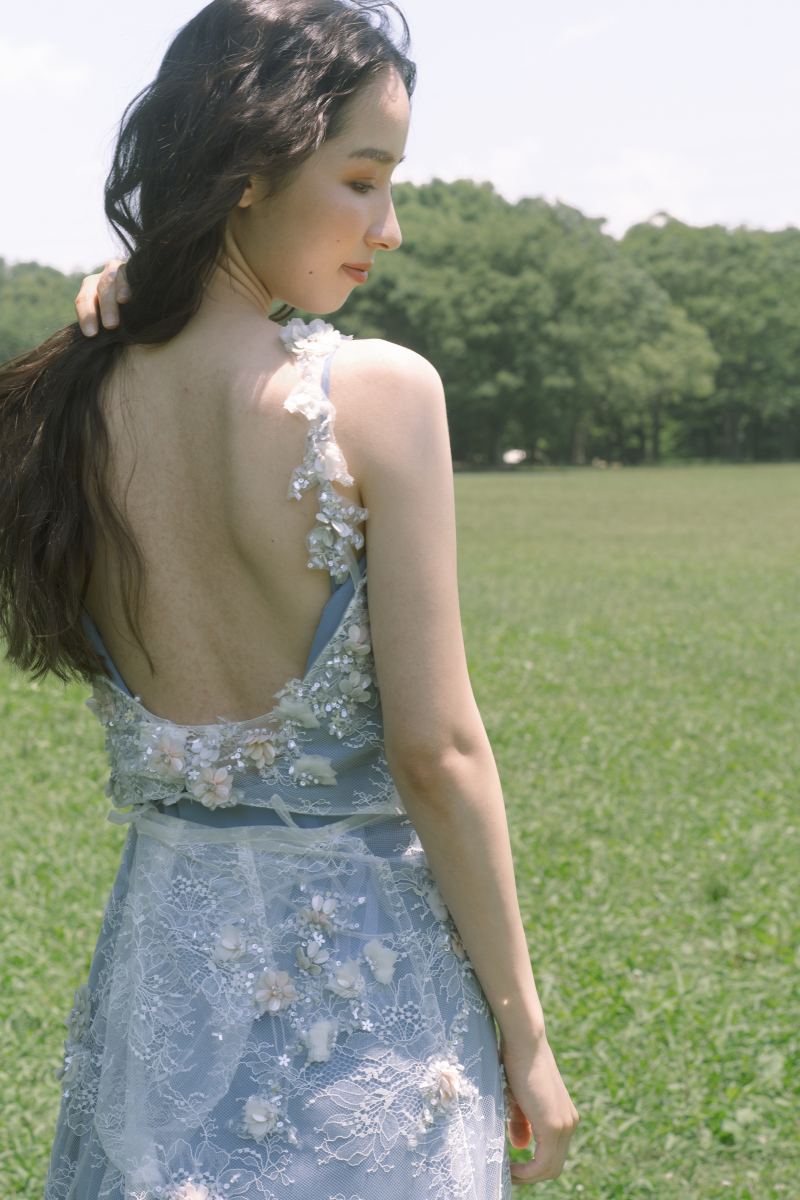 青空にもスタジオにも映える。花嫁様を可憐に彩る「ブルー系ドレス」2選
