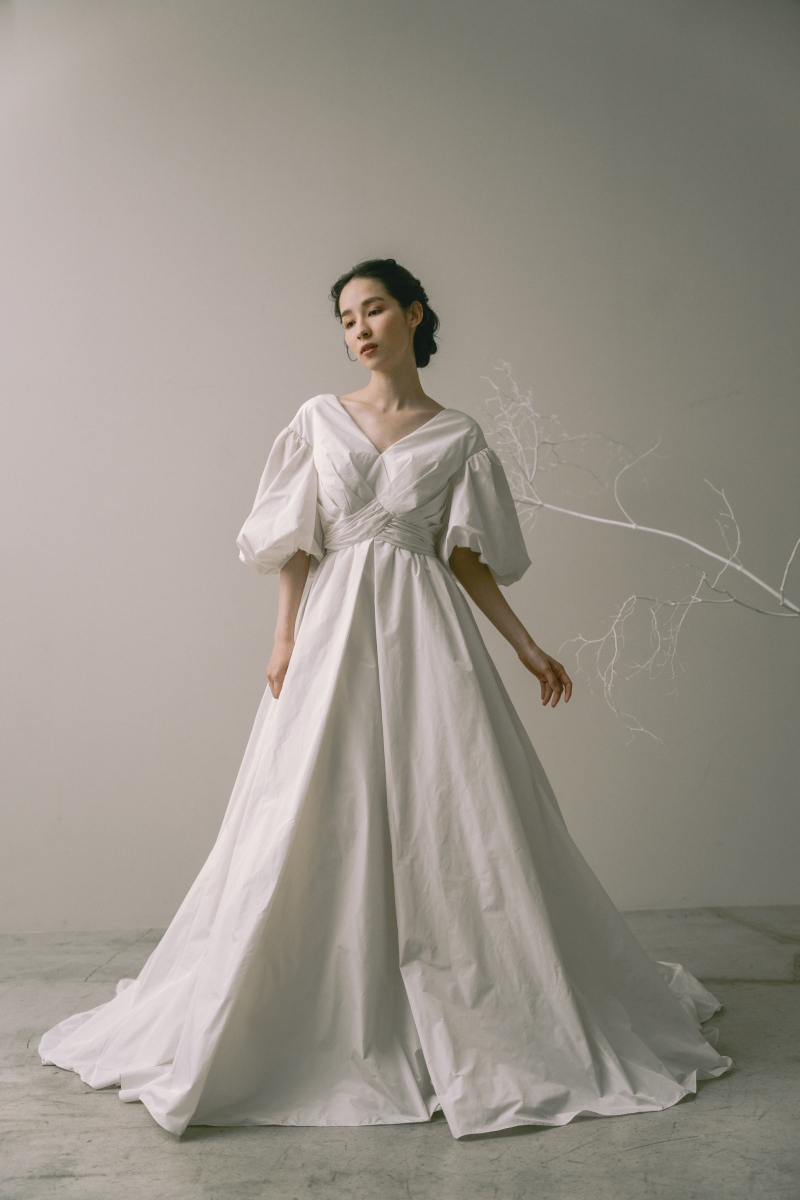 【NEW DRESS】洗練された「ハリ感」と「陰影」を楽しむ一着