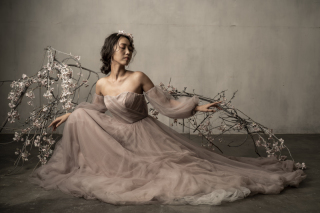 スモーキーピンクドレスで叶える、春の前撮り