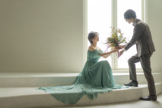 自然光の差し込むホワイエでの撮影をご紹介