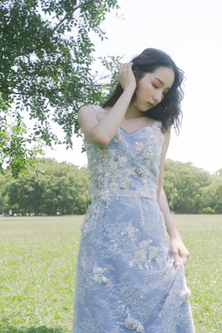 青空にもスタジオにも映える。花嫁様を可憐に彩る「ブルー系ドレス」2選