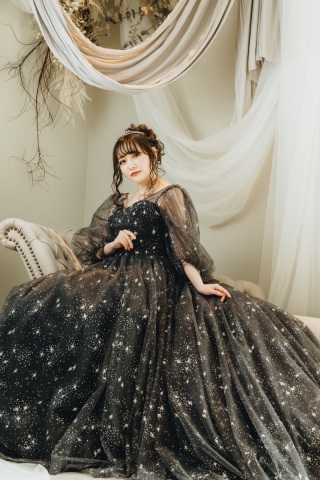 ブラック×グリッター　トレンドが詰まった贅沢カラードレス