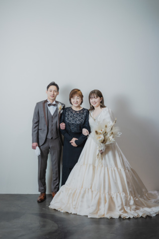 【フォトレポート】まるで結婚式♡友人に囲まれてフォトウェディング