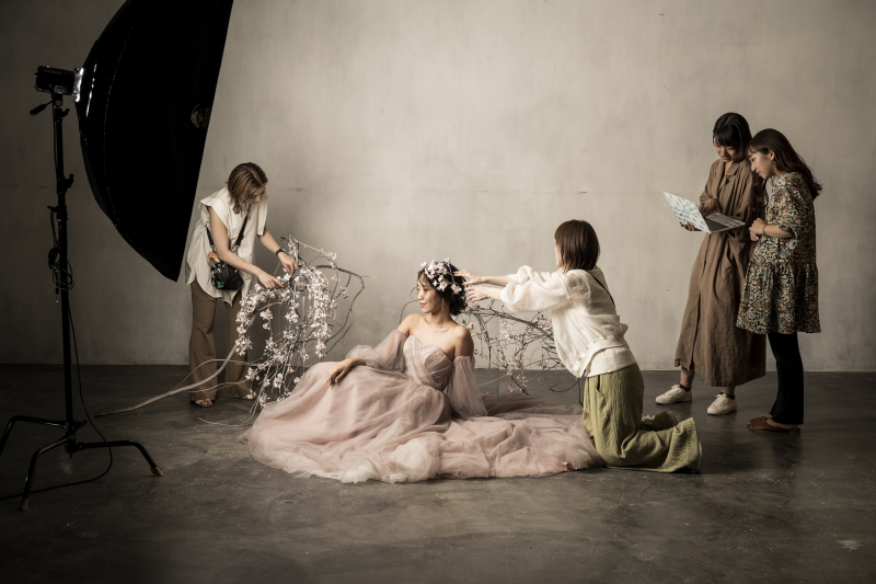 スモーキーピンクドレスで叶える、春の前撮り