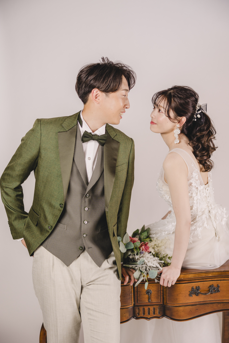 タキシードの色で変わる雰囲気！新郎衣装の選び方