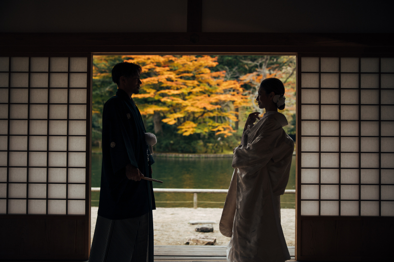 秋はフォトウエディング・前撮りのベストシーズン!紅葉に包まれた特別な一枚を