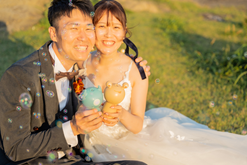 シャボン玉や花火を楽しむ無邪気な笑顔