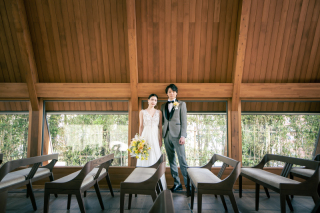 高宮庭園茶寮　木目調と香り感じる空間で