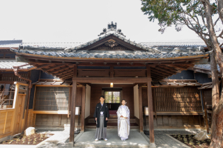 高宮庭園茶寮　母屋の玄関を背景に
