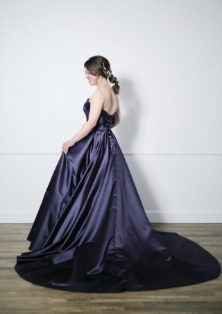 シンプルな白壁にカラードレスでアクセントを♪♪