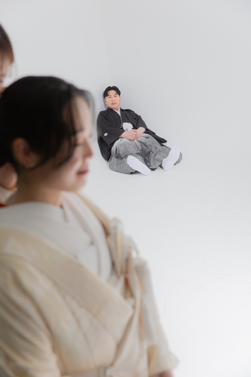 和の彩りに包まれて ─ 白と赤が映える特別な和装フォト