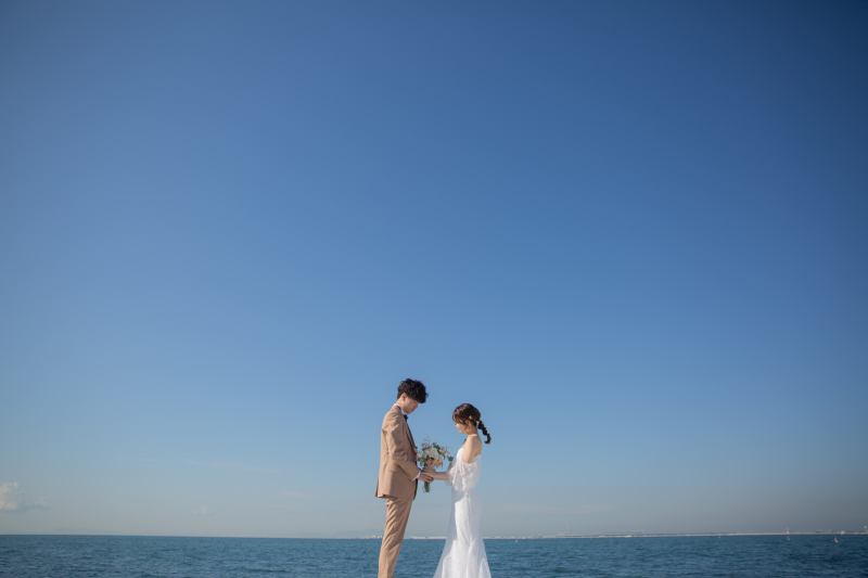 青空と海に包まれてハッピーなビーチフォトウェディング!