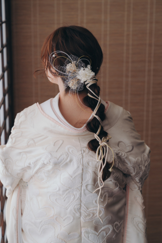 キレイに伸ばしたロングヘアを活かして