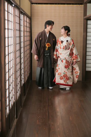 屋内庭園で白無垢も色打掛も♪
