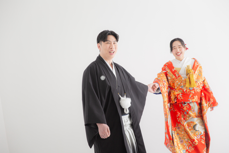 和の彩りに包まれて ─ 白と赤が映える特別な和装フォト